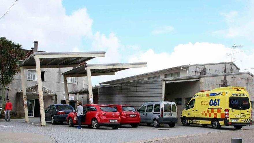 Una de las ambulancias en el centro de salud de Ponteareas. // A. Hernández