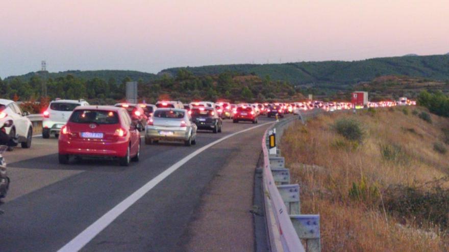 Colas kilométricas en la A-23 en Castellón en la vuelta del puente