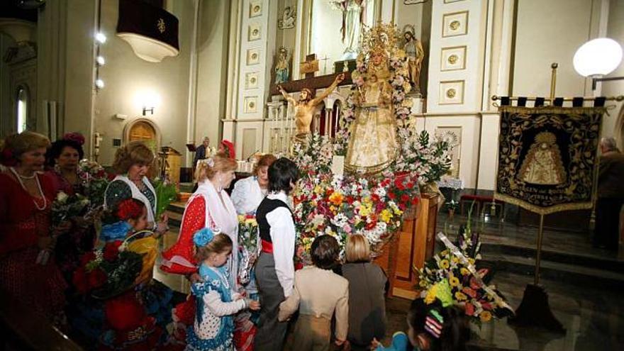 La comunidad andaluza celebró el sábado una misa rociera y una ofrenda de flores