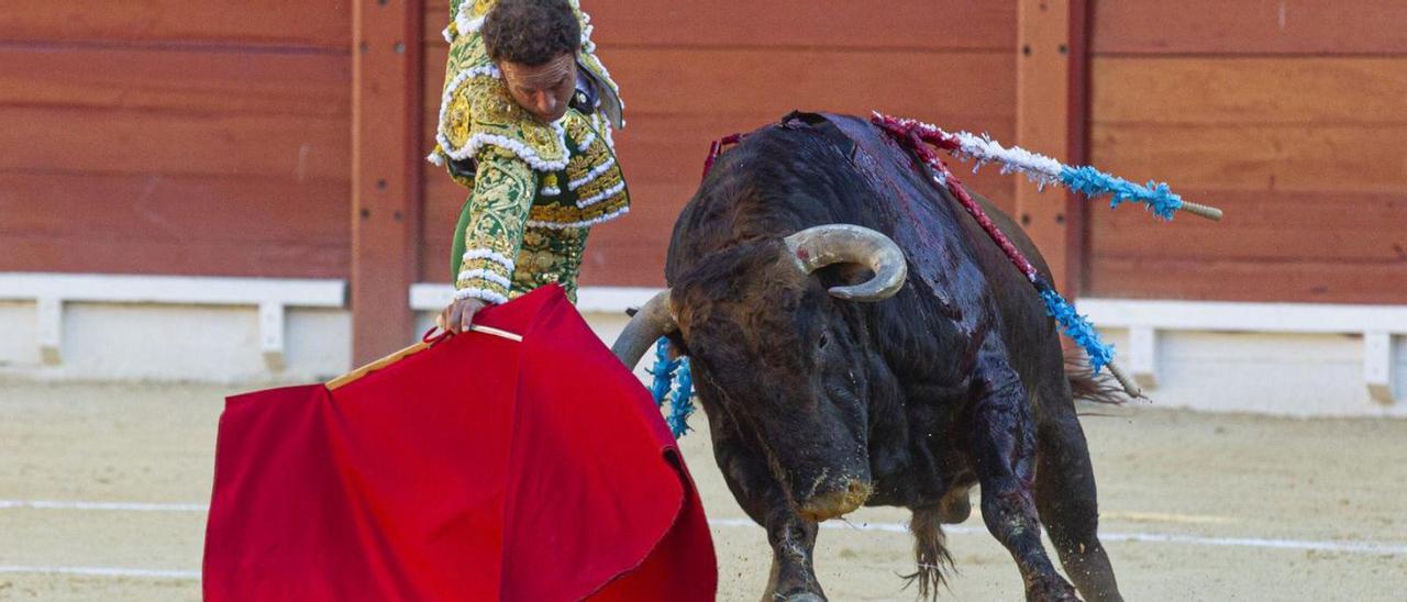 Ferrera en un derechazo dominador al primero de la tarde. | ALEX DOMÍNGUEZ