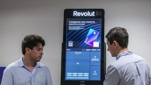 Revolut estrena a BCN els seus primers caixers automàtics