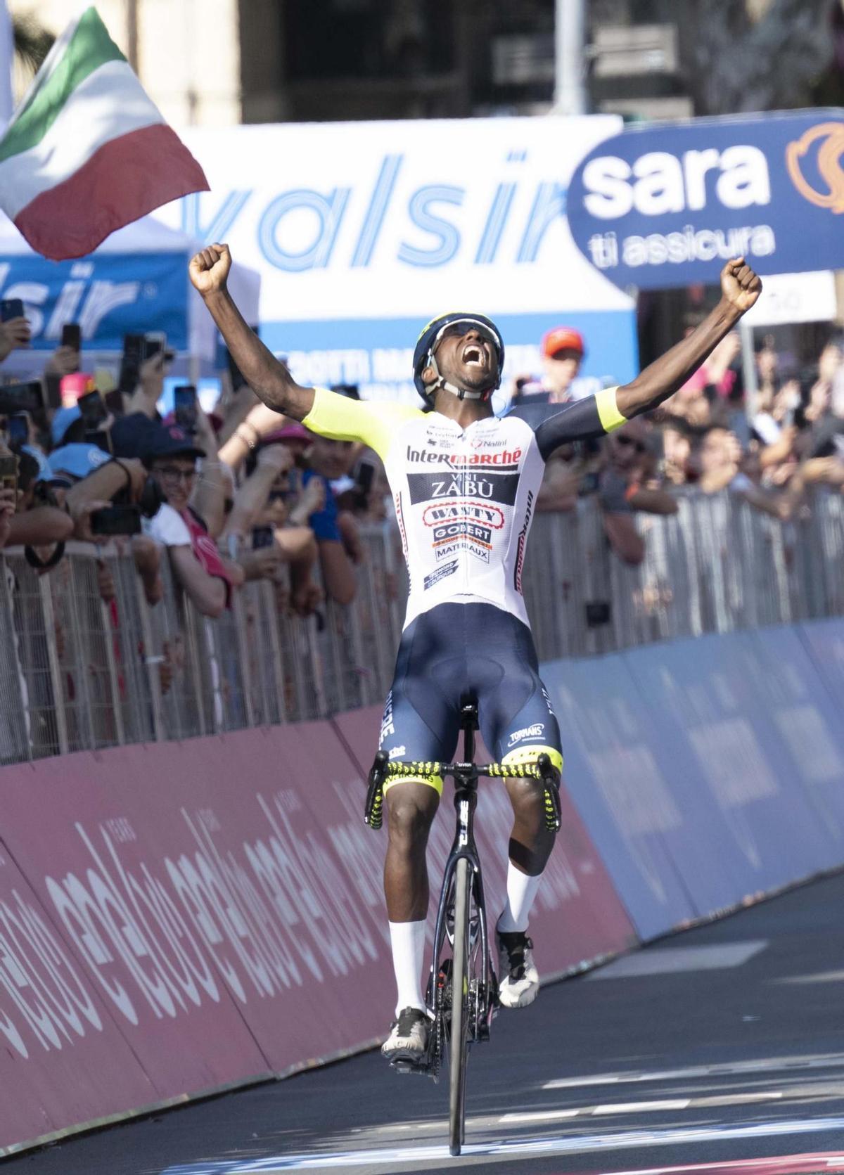 Jesi (Italy), 17/05/2022.- Eritrean rider Biniam Girmay of Team Intermarche-Wanty-Gobert Materiaux celebrates as he crosses the finish line to win the 10th stage of the Giro d’Italia 2022 cycling race, over 196km between Pescara and Jesi, central Italy, 17 May 2022. (Ciclismo, Italia) EFE/EPA/MAURIZIO BRAMBATTI