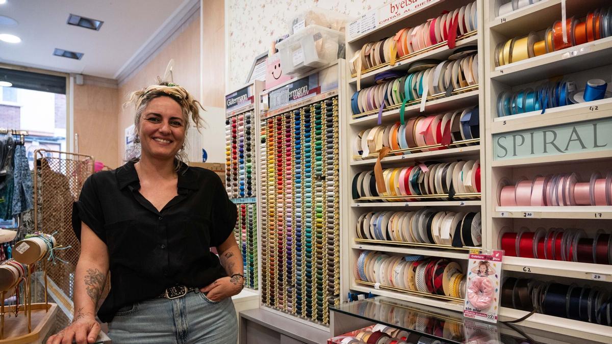 La histórica mercería La Goyosa se reinventa en el centro de Zaragoza con un local renovado: "Ahora está todo mucho más a mano"