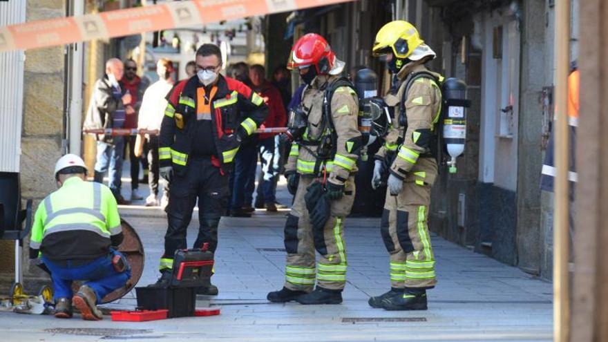 Un operario del gas repone la avería, rodeado de bomberos.   | // G.NÚÑEZ