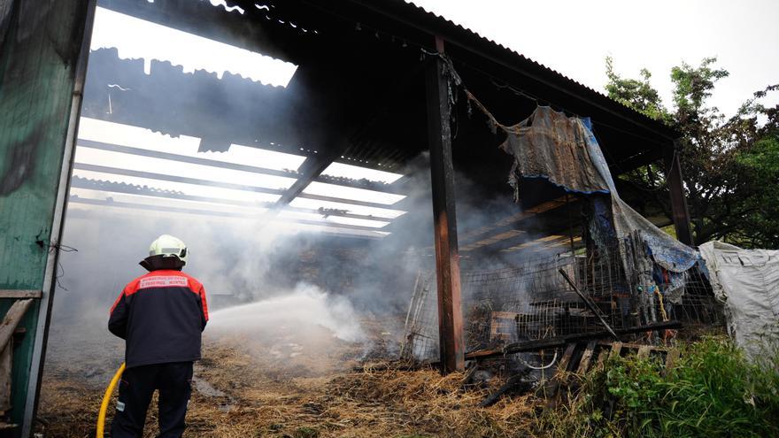 Arden chapas de otro alpendre de la misma finca de Saídres