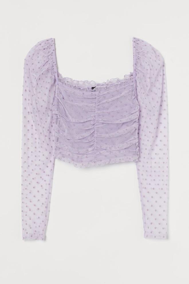 Top drapeado en color lila, de H&amp;M 17,99 euros)