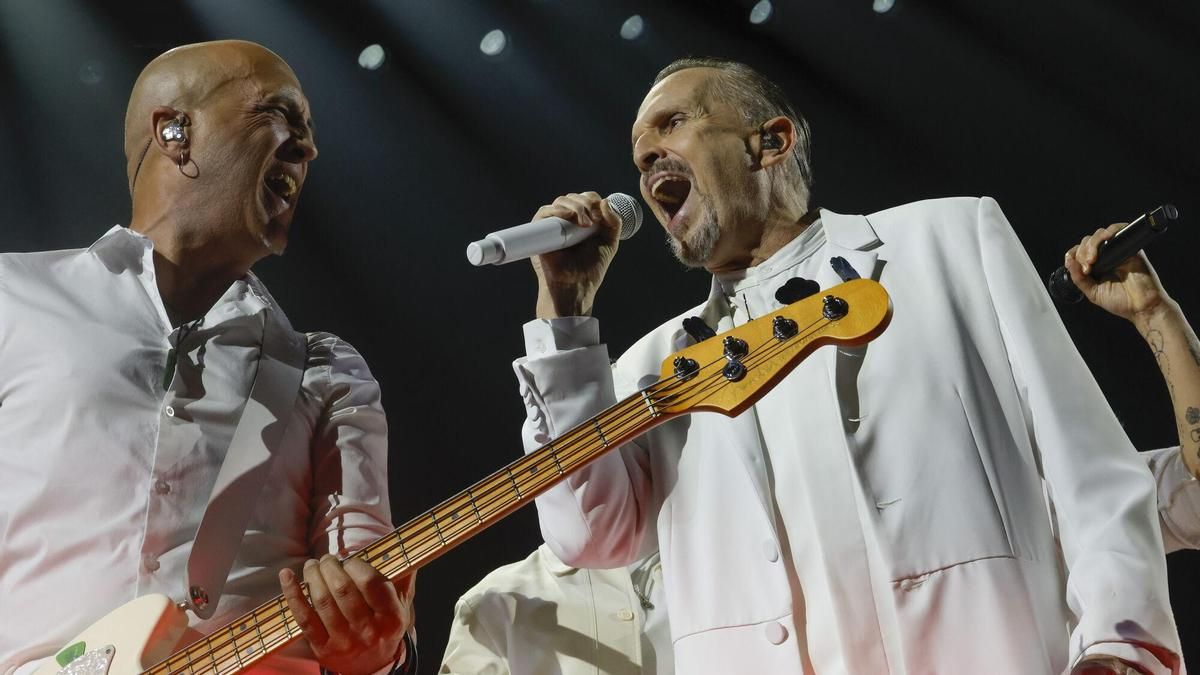 El cantante Miguel Bosé durante un  concierto ofrecido  en el Movistar Arena, en Madrid