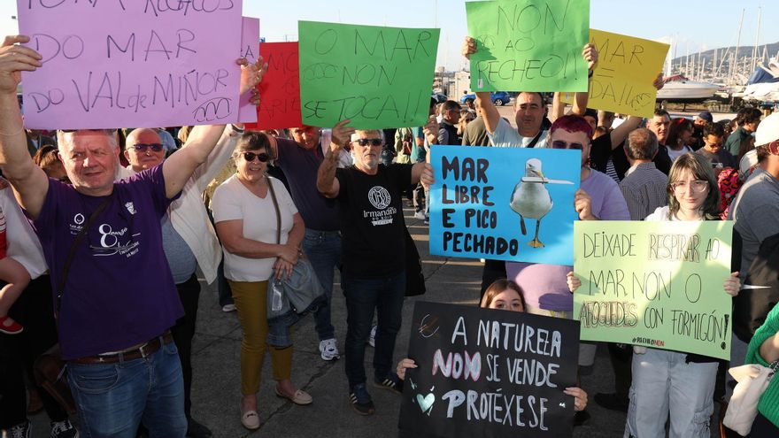 Veciños protestan contra o recheo do porto deportivo de Baiona