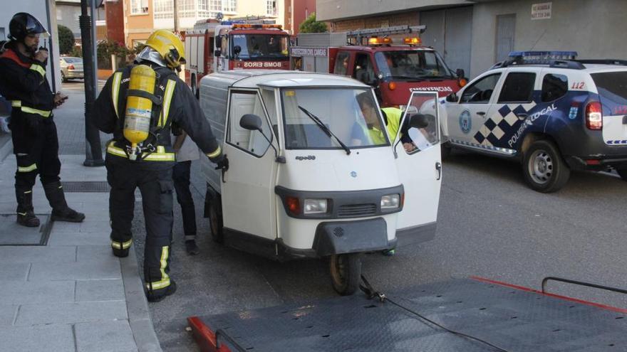 El operativo de bomberos y Protección Civil con el vehículo averiado.//Santos Álvarez