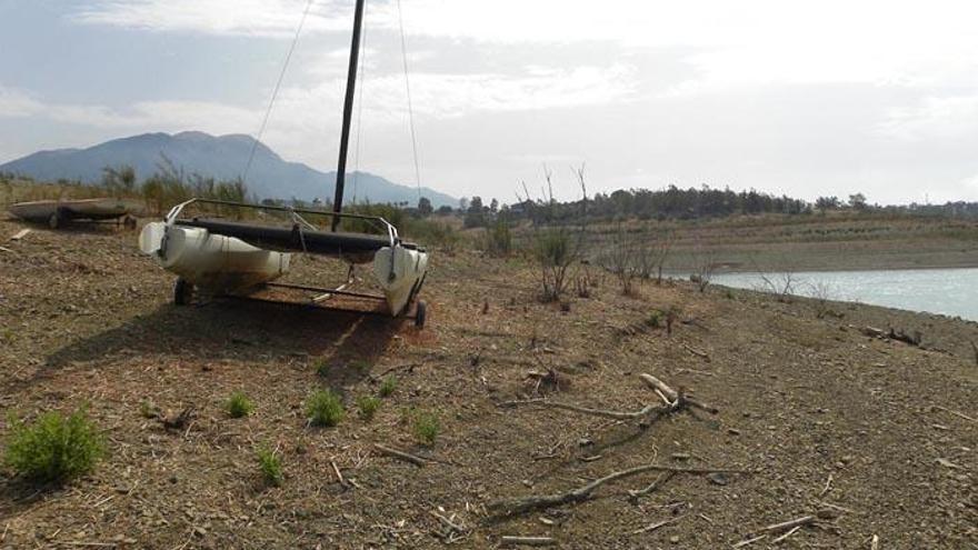 El embalse de la Viñuela, el mayor de la provincia, suma ya un mes en situación de alerta por la falta continuada de precipitaciones.