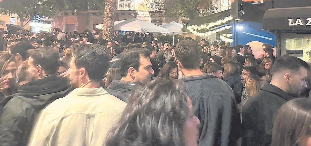 La aglomeración de personas en la plaza doctor Balmis que obligó a que la zona fuese desalojada por la Policía.