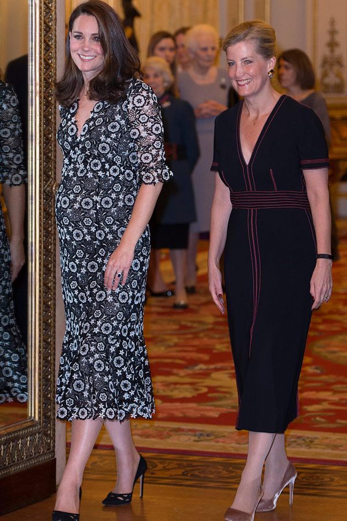 Kate Middleton y Sophie de Wessex en una exposición sobre moda
