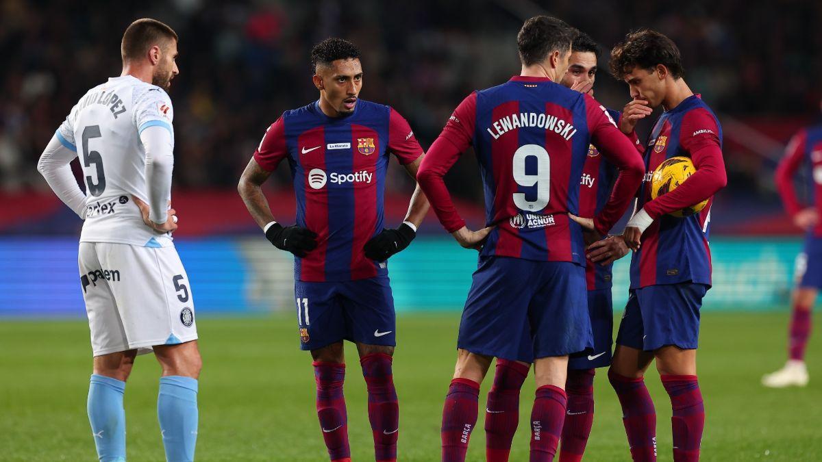 Los jugadores del Barça hablan antes de lanzar una falta