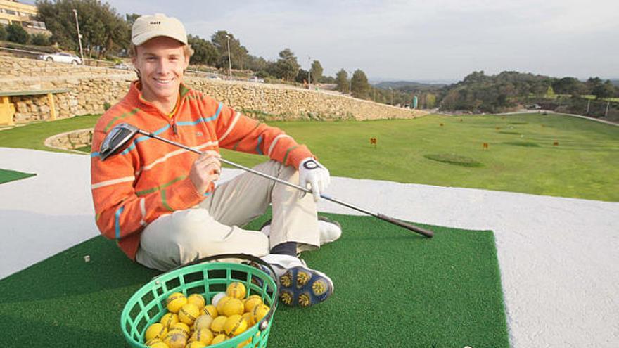 Jordi Garcia Pinto juga al golf des que tenia tres anys, amb divuit vol fer el salt al professionalisme.