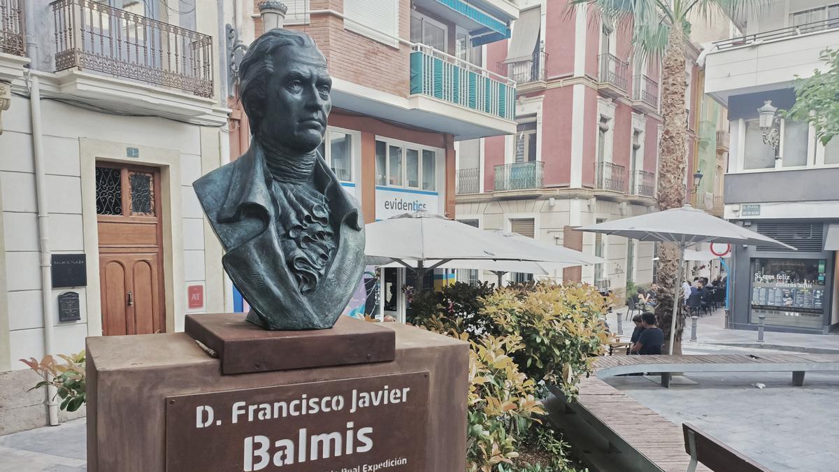 El nuevo busto de Balmis, en la plaza que lleva su nombre en Alicante.