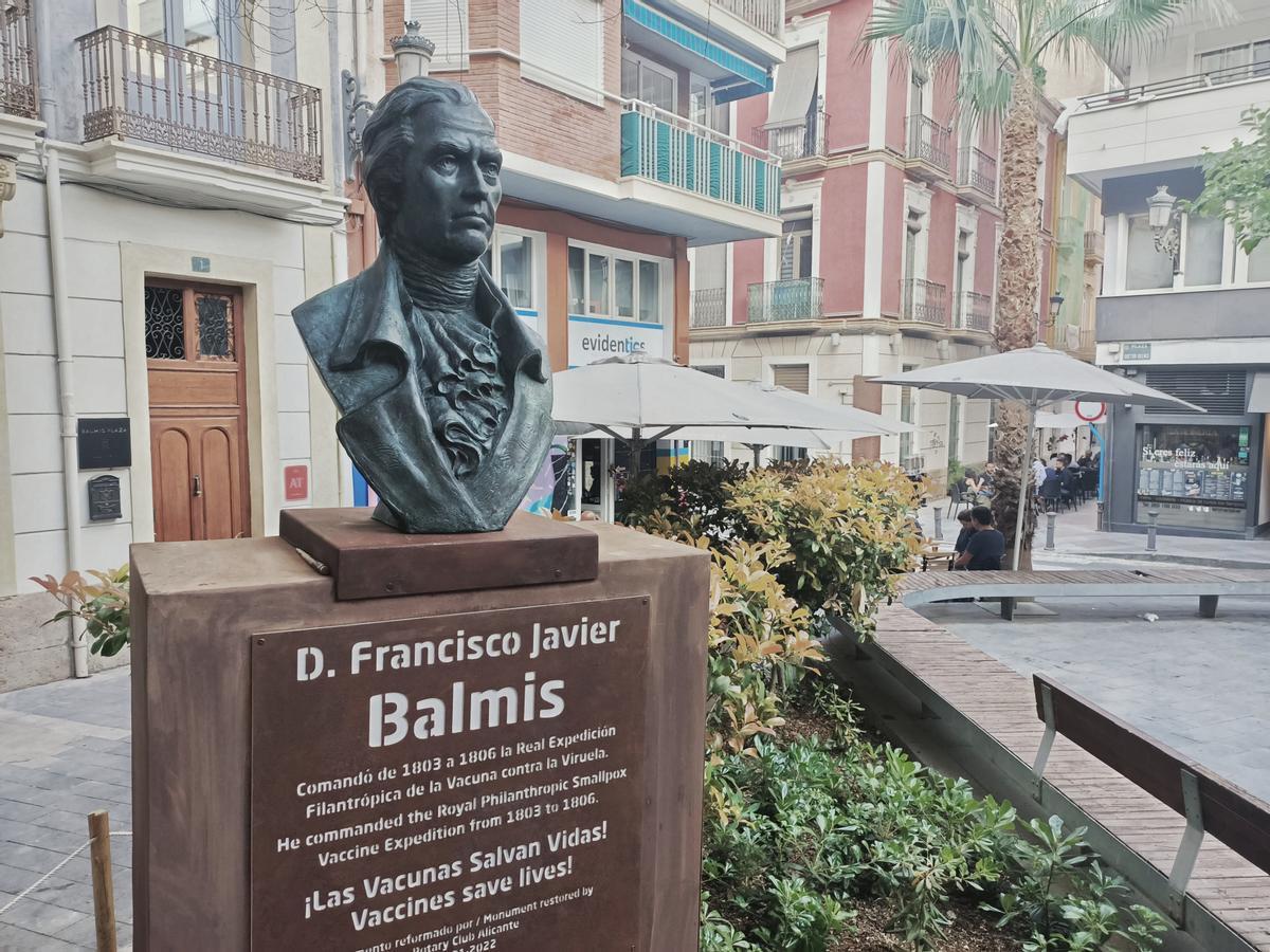 El nuevo busto de Balmis, en la plaza que lleva su nombre en Alicante.