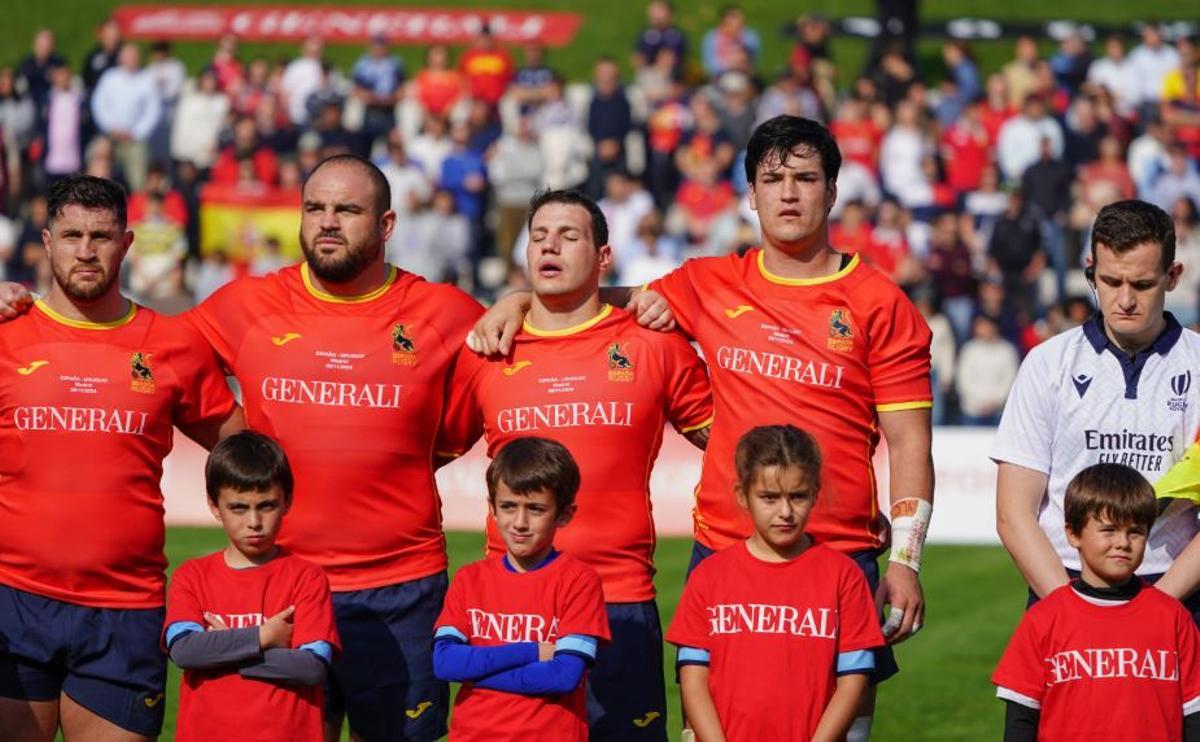 Álvar Gimeno y Nacho Piñeiro escuchan el himno de la Comunitat Valenciana en Madrid