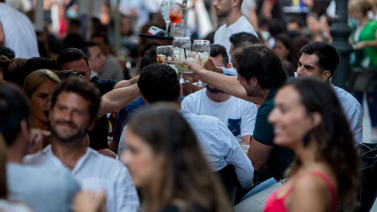 Cuatro personas brindan en la calle Castaños.