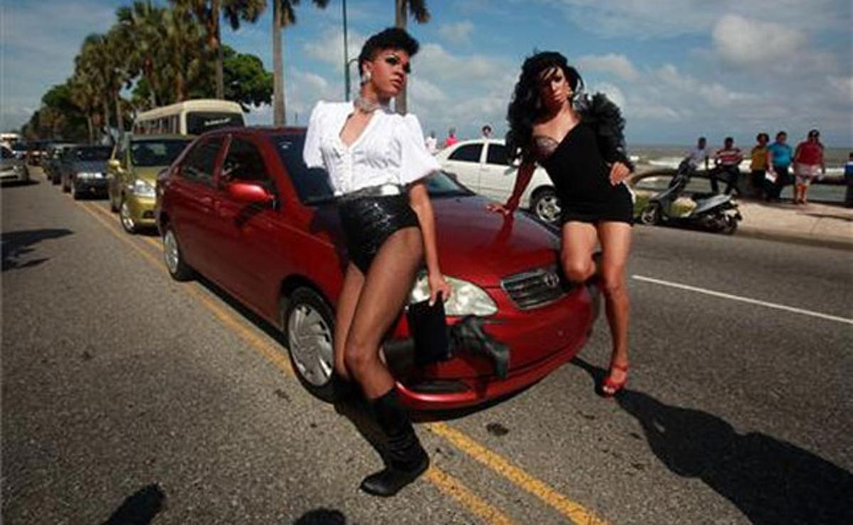 Joves gais participen, ahir, en la caravana pel Dia de l’Orgull Gai per les avingudes de Santo Domingo (República Dominicana).