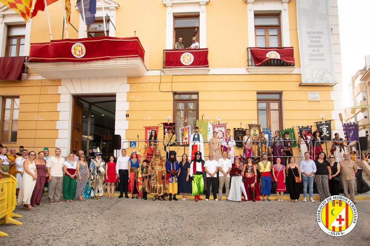 Oliva vive con la máxima pasión las fiestas de Moros i Cristians 2026: Vecinos y turistas disfrutan de la espectacularidad de los actos