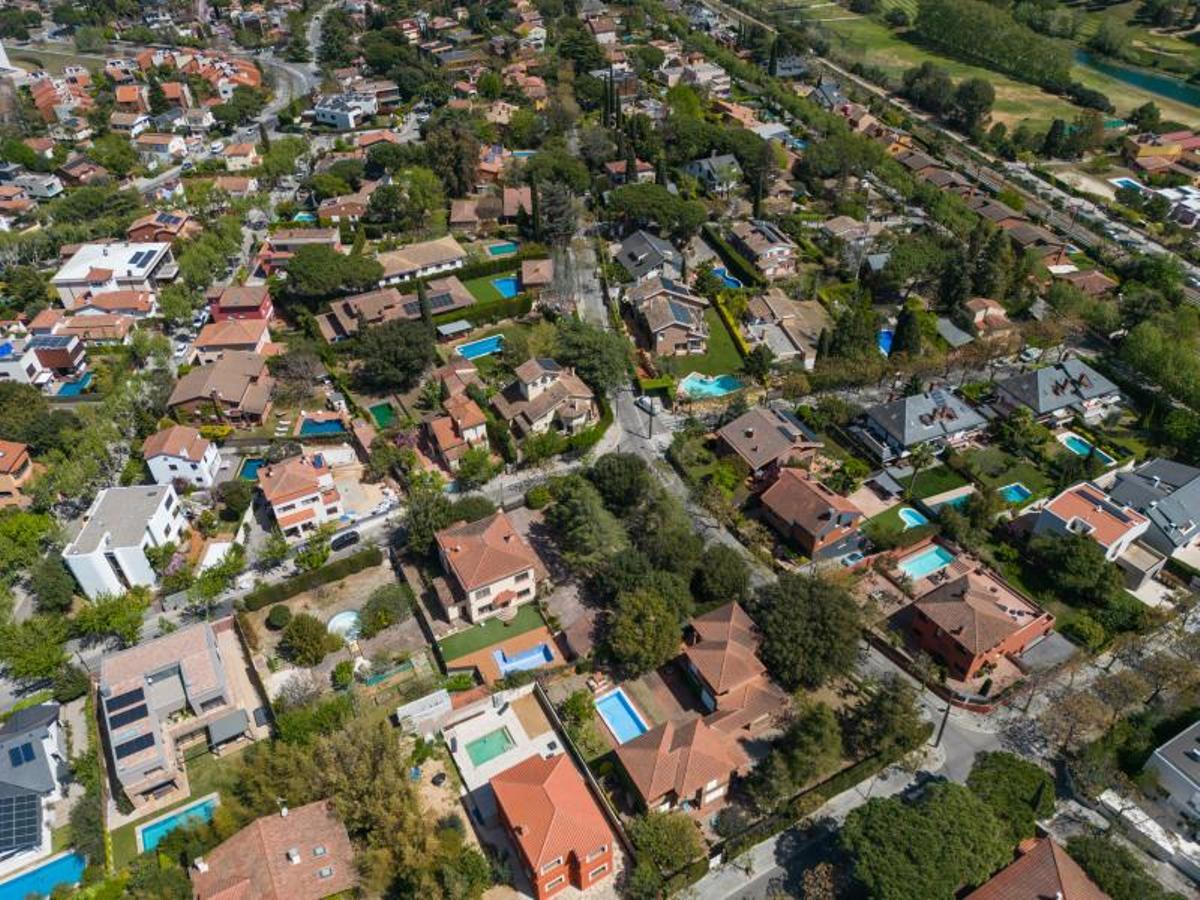 La Catalunya de las piscinas, vista aérea de Sant Cugat