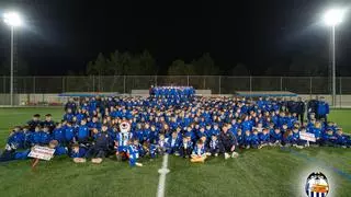 Invitado sorpresa en la presentación de la escuela de fútbol del Gilet