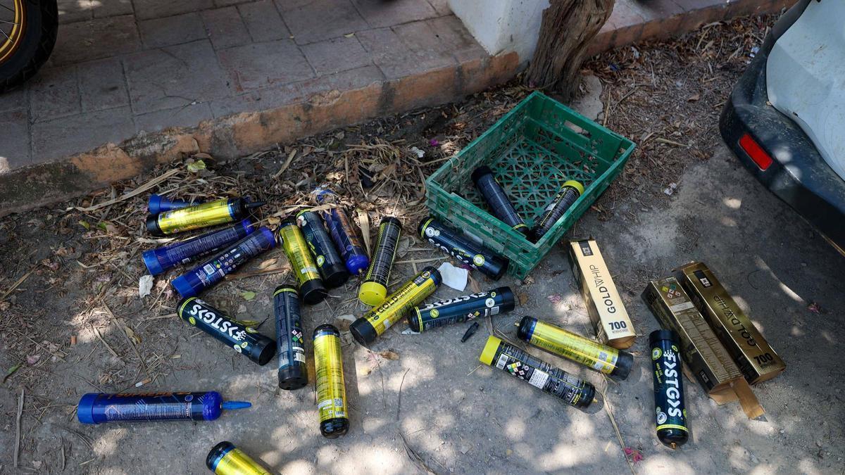 Botellas de gas de la risa vacías tiradas en un callejón.