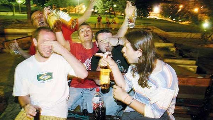 Adolescentes ourensanos participando en uno de los botellones que se celebran en la ciudad.