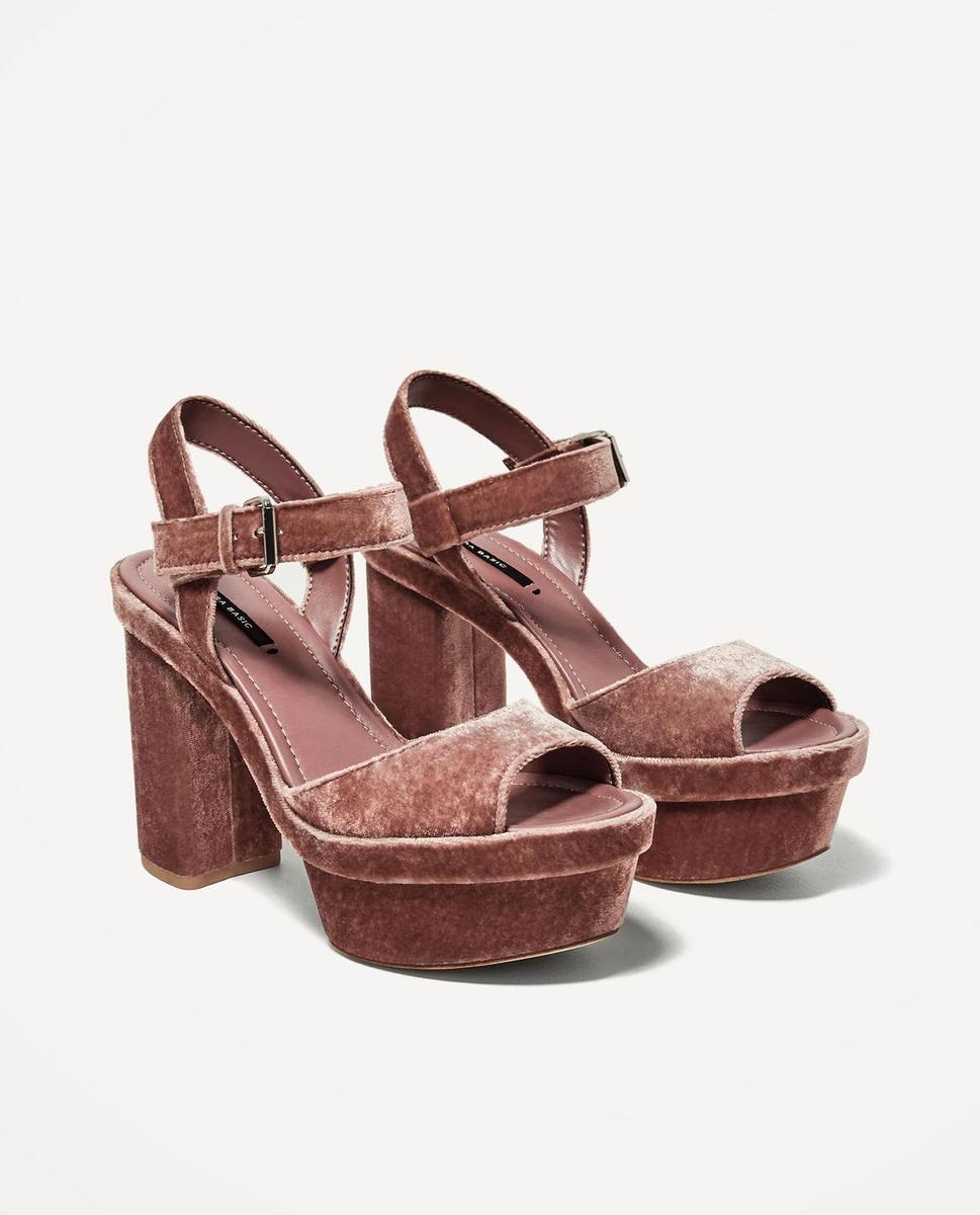 Zapatos Zara: sandalias de terciopelo