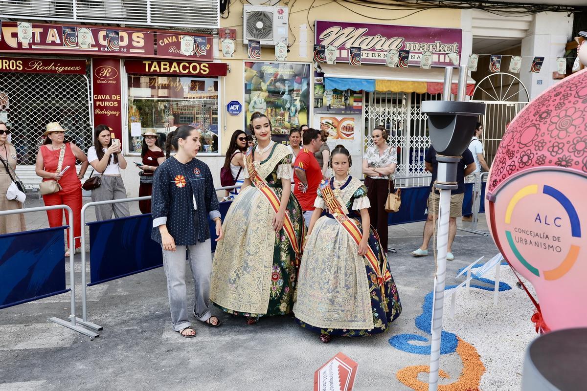 Carmen, Marta y la corte infantil visitan la hoguera Seneca-Autobusos