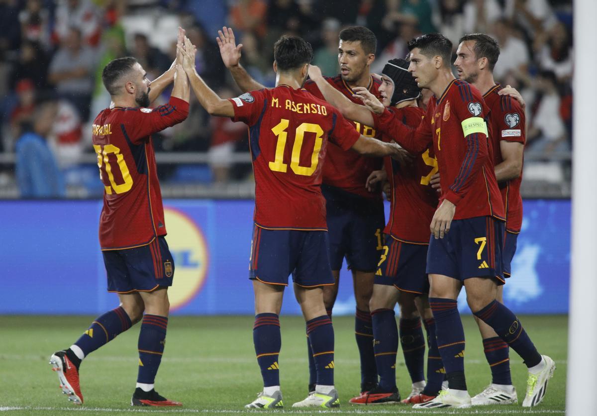 Tbilisi (Georgia), 08/09/2023.- Players of Spain celebrate after scoring during the UEFA Euro 2024 qualifying Group A soccer match between Georgia and Spain, in Tbilisi, Georgia, 08 September 2023. (España) EFE/EPA/DAVID MDZINARISHVILI