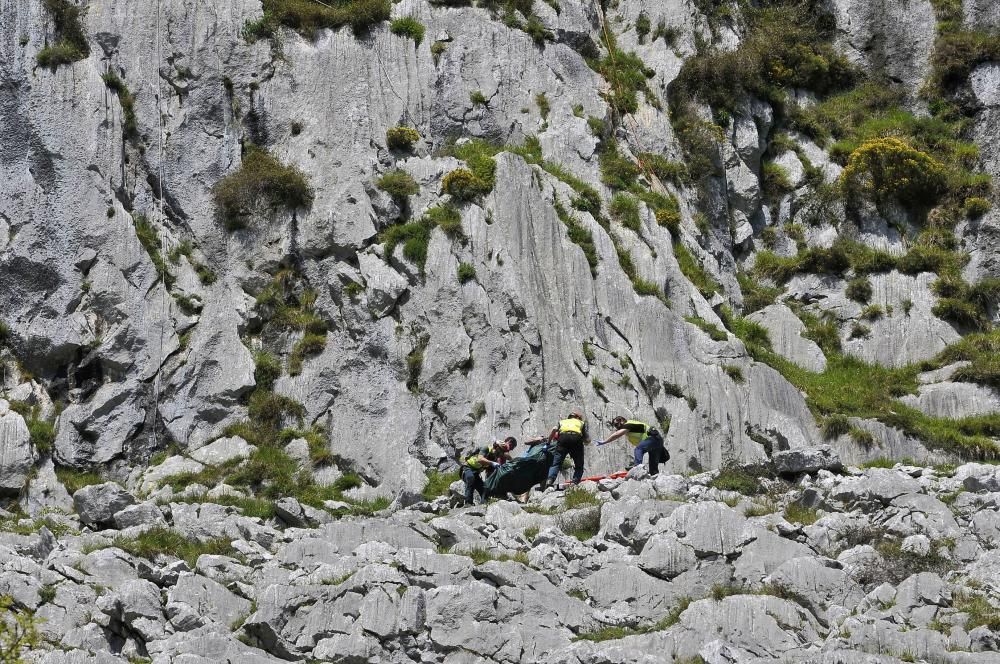 Rescate del policía nacional de Gijón fallecido en Morcín mientras hacía montañismo