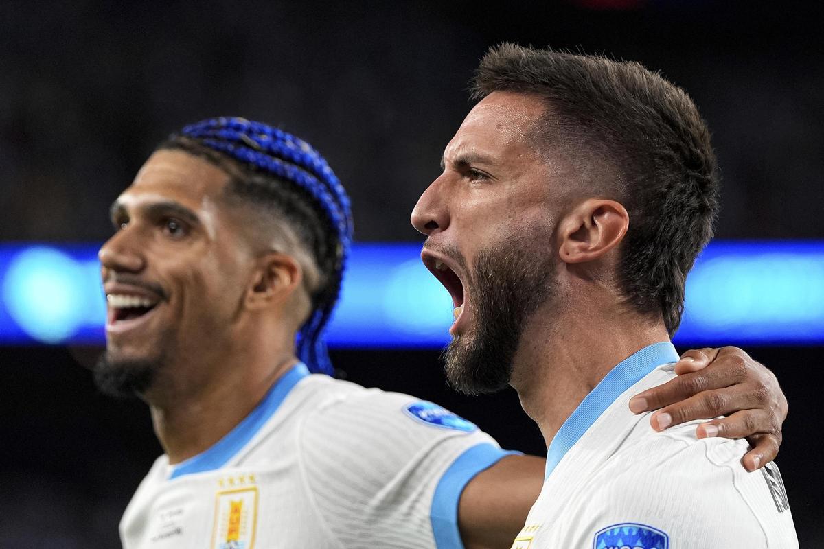 Rodrigo Bentancur celebra junto a Ronald Araujo