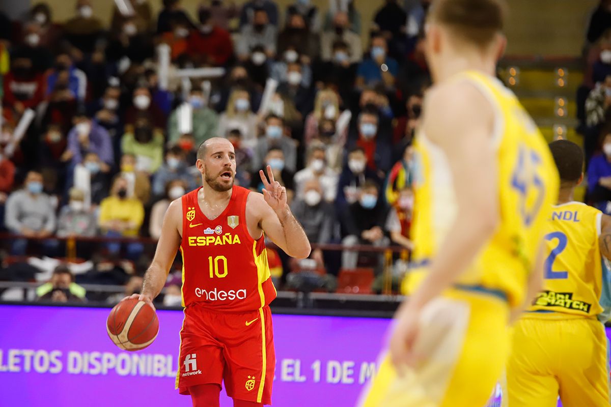 Las imágenes del partido de baloncesto España-Ucrania en Vista Alegre