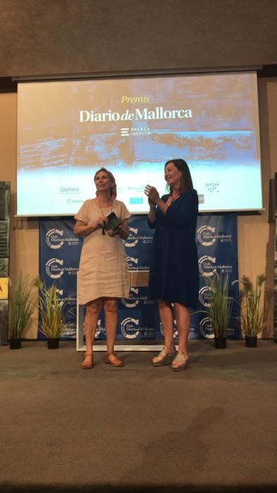 Maria Antònia Oliver recibe el Premi Diario de Mallorca de Activismo Social 2018. Se lo entrega Francina Armengol, presidenta del Govern Balear