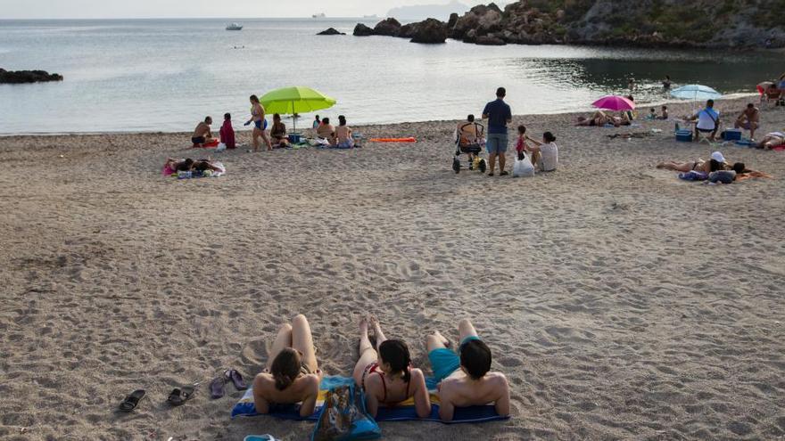 Personas en Cala Cortina, esta semana.