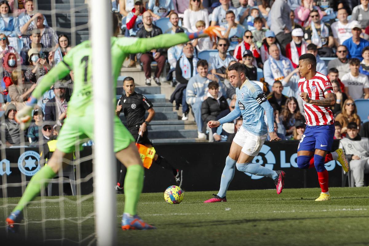 VIGO (PONTEVEDRA), 12/02/2023.- El defensa mozambiqueño del Atlético de Madrid Reinildo Mandava (d), disputa un balón con el delantero del Celta de Vigo Iago Aspas (c), durante el partido correspondiente a la Jornada 21 de LaLiga Santander que enfrenta a ambos equipos este domingo en el Estadio de Abanca Balaídos de Vigo (Galicia). EFE/ Salvador Sas