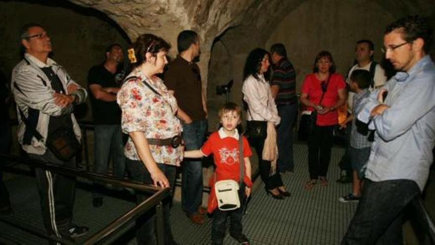 Medio centenar de ilicitanos visitaron lugares como los Baños Árabes.