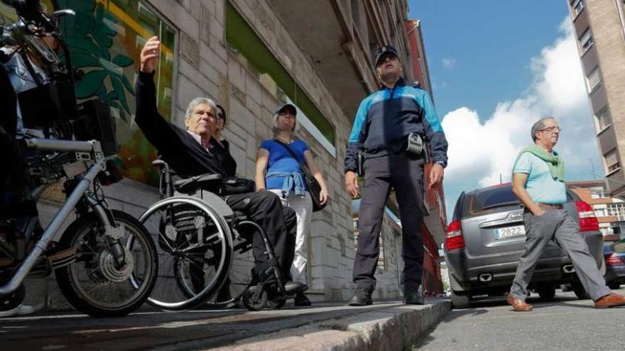 Miembros de Difac y de la Policía Local, ayer.