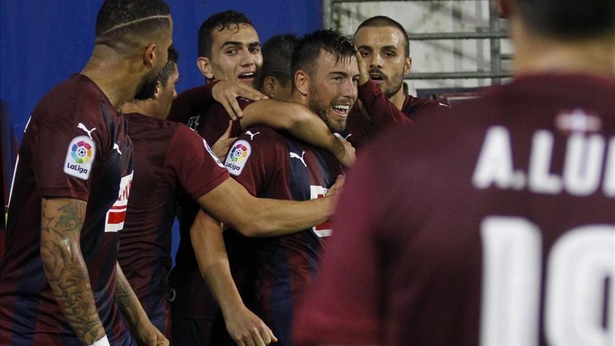 Sergi Enrich, en el centro, felicitado por sus compañeros del Eibar tras su gol ante el Osasuna.