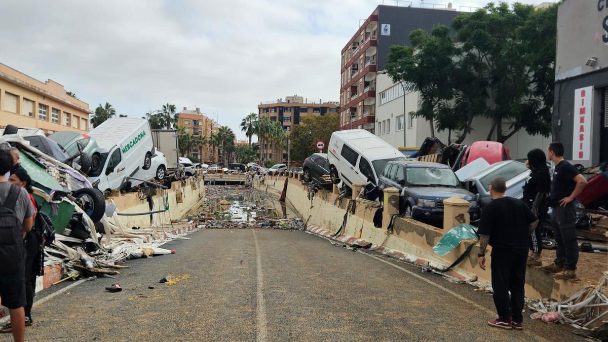 El paso subterráneo entre Alfafar y Benetússer continúa inundado.