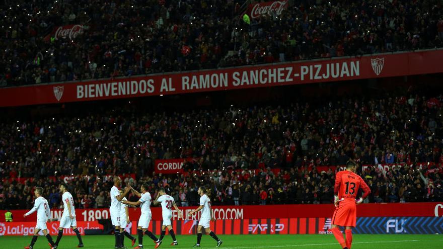 La grada sevillista celebra un tanto de su equipo ante el Málaga.