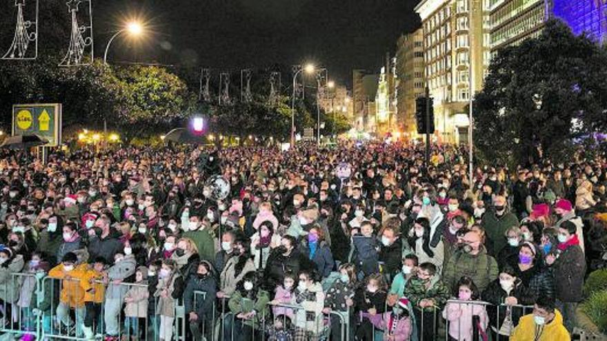 Nenos e adultos agardan polo acendido de Nadal.  // L. O.