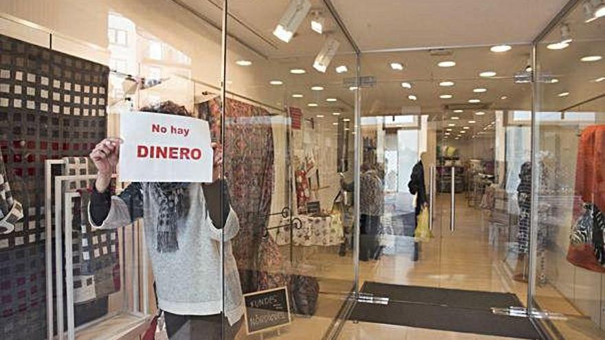 En un establiment del carrer Urgell pengen un cartell per intentar dissuadir els lladres