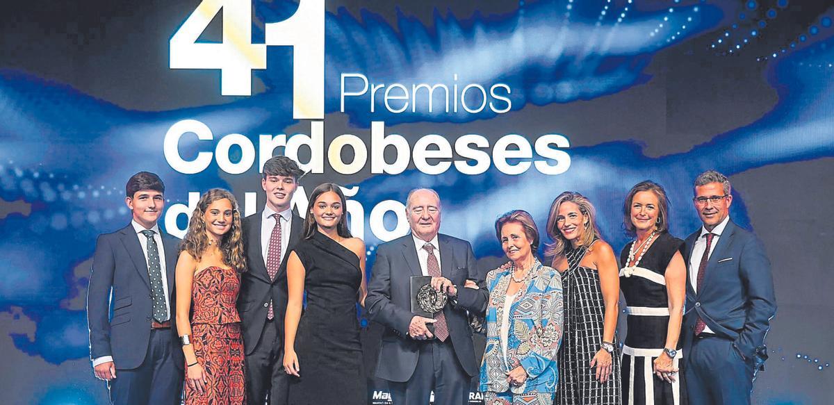 2026 ESPECIAL CORDOBESES DEL AÑO 41 EDICIÓN En el centro, Francisco Jiménez Romero (presidente del Grupo Puma), junto a su familia, tras recibir el premio