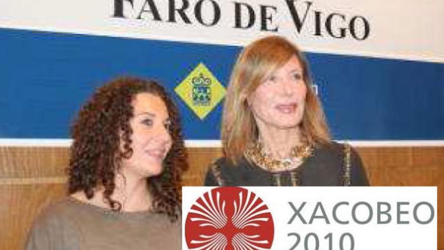 Pilar Eyre (dcha.) fue presentada por Elena Ocampo, periodista de FARO . //Jesús de Arcos
