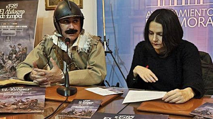 José Miguel Alberte, junto a la concejala de Cultura, María Eugenia Cabezas, durante la rueda de prensa .