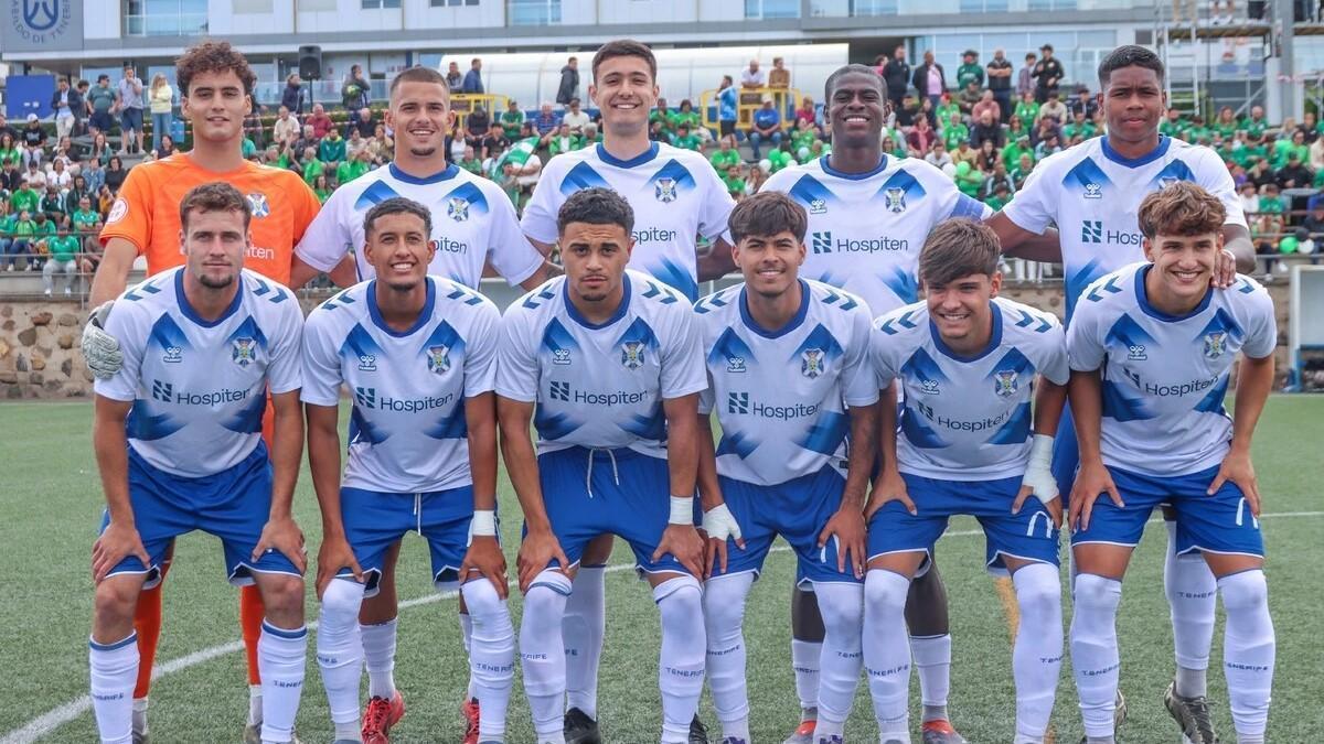 Denilson Mena, el  quinto de la fila superior, de izquierda a derecha, en la final  por el ascenso a Tercera jugada el 15 de junio de 2025.