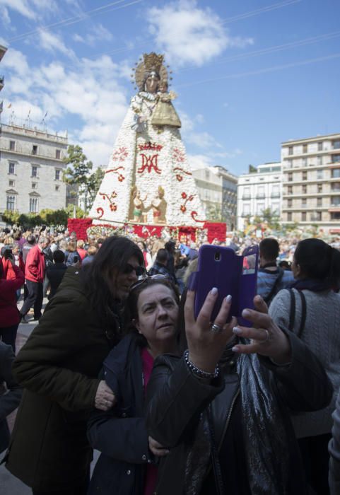 La Mare de Déu luce su manto en la Plaza de la Virgen