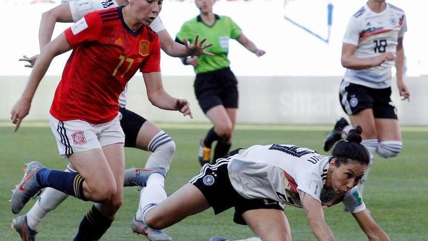 Lucía García se escapa de una jugadora alemana. // Reuters